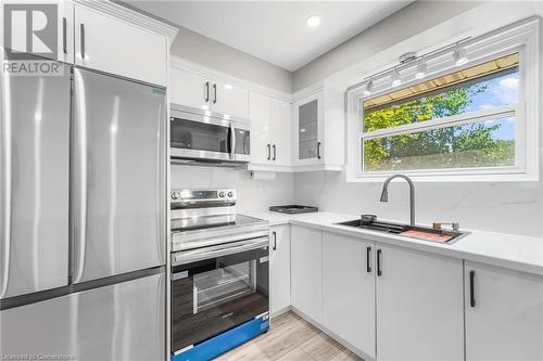 2258 Manchester Drive, Burlington, ON - Indoor Photo Showing Kitchen