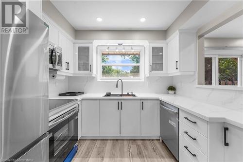 2258 Manchester Drive, Burlington, ON - Indoor Photo Showing Kitchen With Upgraded Kitchen