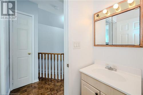 25 Brant Street, Hamilton, ON - Indoor Photo Showing Bathroom