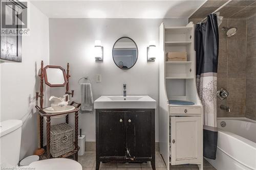 15 Agnes Street, Hamilton, ON - Indoor Photo Showing Bathroom