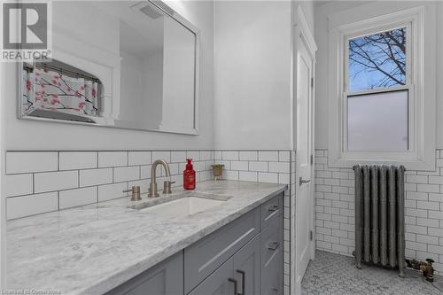 27 Mountain Street, Grimsby, ON - Indoor Photo Showing Bathroom