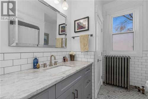 27 Mountain Street, Grimsby, ON - Indoor Photo Showing Bathroom