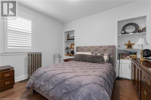 27 Mountain Street, Grimsby, ON - Indoor Photo Showing Bedroom