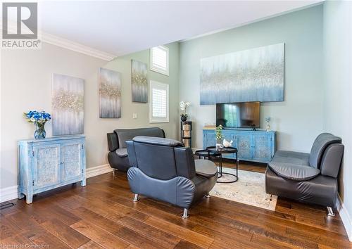 Vaulted ceiling, modern style living - 91 Hedge Lawn Drive, Grimsby, ON - Indoor Photo Showing Living Room