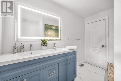 4316 Derry Road, Burlington, ON - Indoor Photo Showing Bathroom