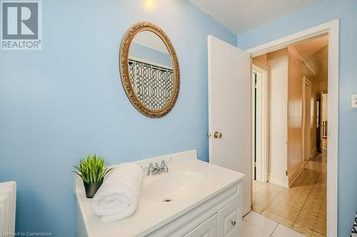 22 Niagara Street, Hamilton, ON - Indoor Photo Showing Bathroom