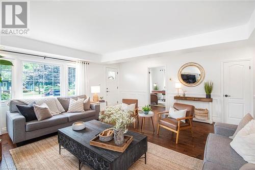 10 Rosslyn Avenue, Grimsby, ON - Indoor Photo Showing Living Room