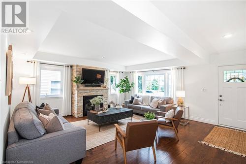 10 Rosslyn Avenue, Grimsby, ON - Indoor Photo Showing Living Room With Fireplace