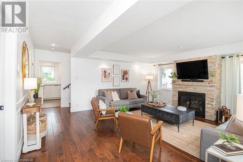 10 Rosslyn Avenue, Grimsby, ON - Indoor Photo Showing Living Room With Fireplace