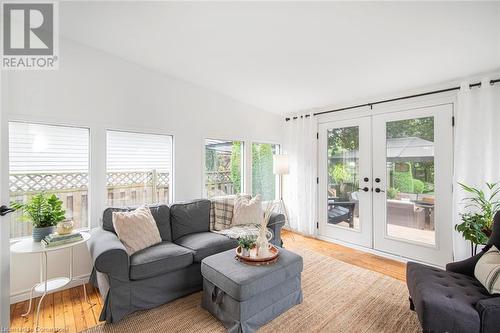 10 Rosslyn Avenue, Grimsby, ON - Indoor Photo Showing Living Room