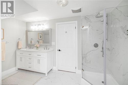 10 Rosslyn Avenue, Grimsby, ON - Indoor Photo Showing Bathroom