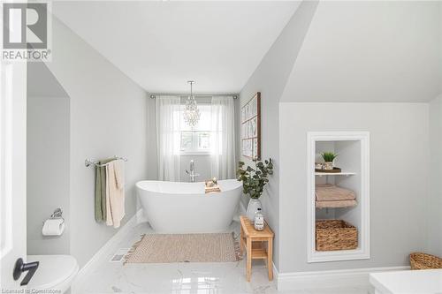 10 Rosslyn Avenue, Grimsby, ON - Indoor Photo Showing Bathroom