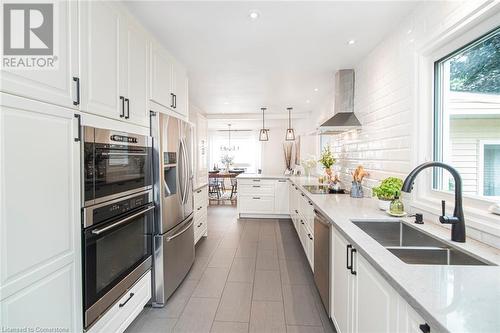 10 Rosslyn Avenue, Grimsby, ON - Indoor Photo Showing Kitchen With Double Sink With Upgraded Kitchen