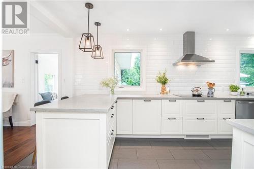 10 Rosslyn Avenue, Grimsby, ON - Indoor Photo Showing Kitchen With Upgraded Kitchen