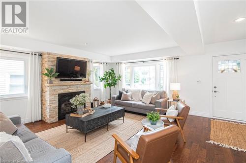 10 Rosslyn Avenue, Grimsby, ON - Indoor Photo Showing Living Room With Fireplace