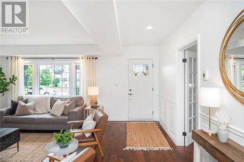 10 Rosslyn Avenue, Grimsby, ON - Indoor Photo Showing Living Room