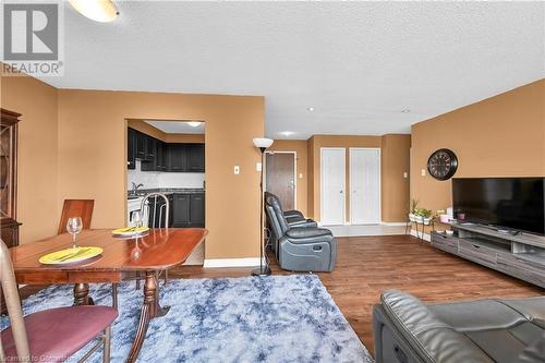 2301 Derry Road W Unit# 1005, Mississauga, ON - Indoor Photo Showing Living Room