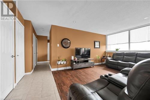 2301 Derry Road W Unit# 1005, Mississauga, ON - Indoor Photo Showing Living Room