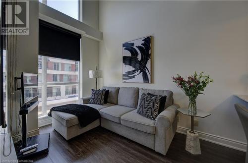 1940 Ironstone Drive Unit# 304, Burlington, ON - Indoor Photo Showing Living Room