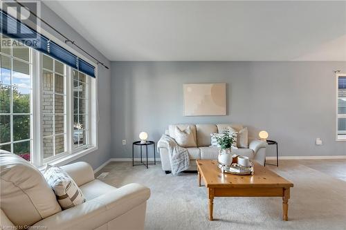 22 Hepburn Crescent, Hamilton, ON - Indoor Photo Showing Living Room