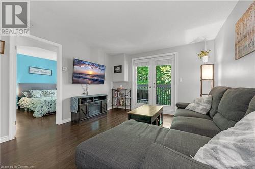 2040 Cleaver Avenue Unit# 321, Burlington, ON - Indoor Photo Showing Living Room