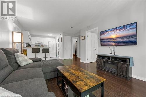 2040 Cleaver Avenue Unit# 321, Burlington, ON - Indoor Photo Showing Living Room