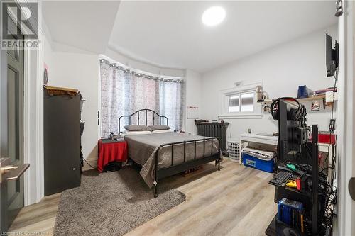 132 Holton Avenue S, Hamilton, ON - Indoor Photo Showing Bedroom