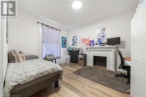 132 Holton Avenue S, Hamilton, ON - Indoor Photo Showing Bedroom