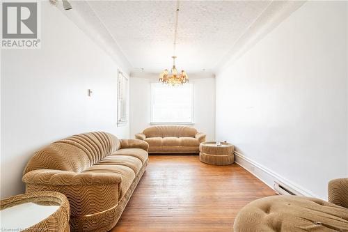 354 Cumberland Avenue, Hamilton, ON - Indoor Photo Showing Living Room