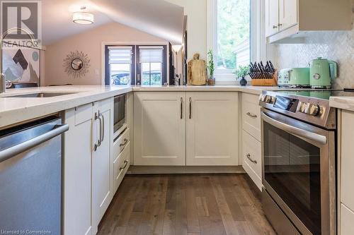 30 Picton Street W, Hamilton, ON - Indoor Photo Showing Kitchen