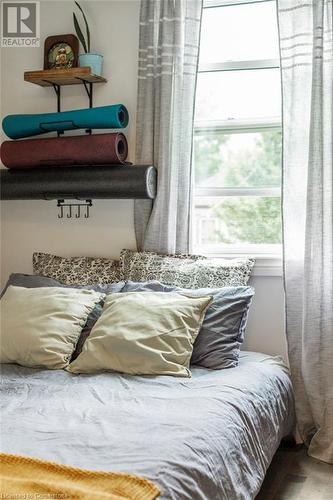 30 Picton Street W, Hamilton, ON - Indoor Photo Showing Bedroom