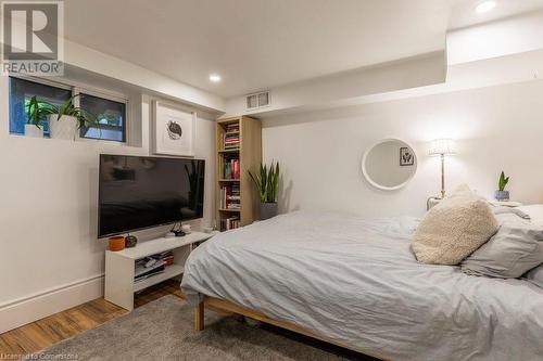 30 Picton Street W, Hamilton, ON - Indoor Photo Showing Bedroom