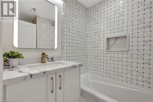 79 Trenholme Crescent, Hamilton, ON - Indoor Photo Showing Bathroom