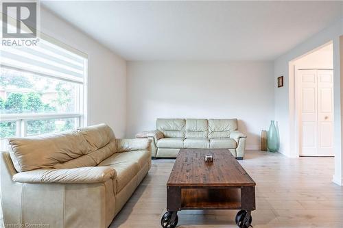 384 Limeridge Road E Unit# 11, Hamilton, ON - Indoor Photo Showing Living Room