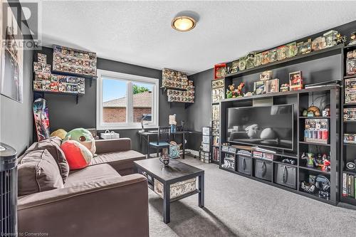 34 Penfold Court, Mount Hope, ON - Indoor Photo Showing Living Room