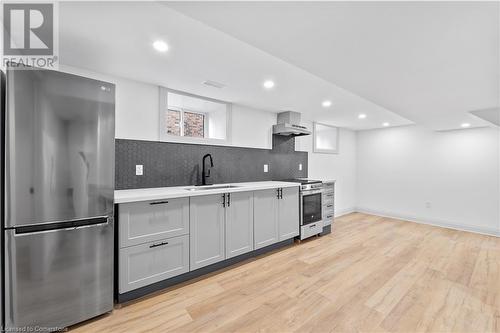 286 East 18Th Street, Hamilton, ON - Indoor Photo Showing Kitchen