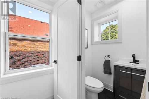 286 East 18Th Street, Hamilton, ON - Indoor Photo Showing Bathroom