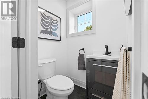 286 East 18Th Street, Hamilton, ON - Indoor Photo Showing Bathroom