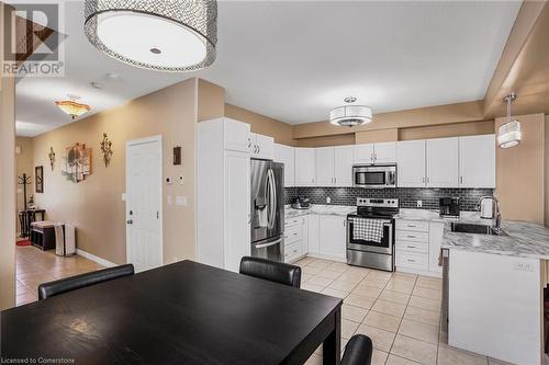 193 Tanglewood Drive, Hamilton, ON - Indoor Photo Showing Kitchen With Upgraded Kitchen