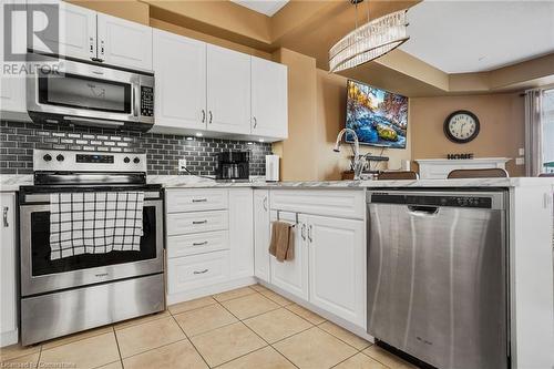 193 Tanglewood Drive, Hamilton, ON - Indoor Photo Showing Kitchen With Upgraded Kitchen