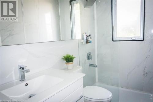 6465 Twenty Road E, Hamilton, ON - Indoor Photo Showing Bathroom