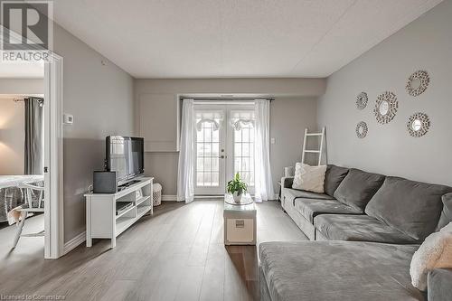 1441 Walker'S Line Unit# 110, Burlington, ON - Indoor Photo Showing Living Room