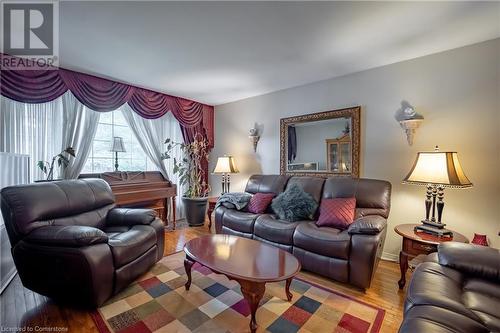 62 Bridlewood Drive, Dundas, ON - Indoor Photo Showing Living Room