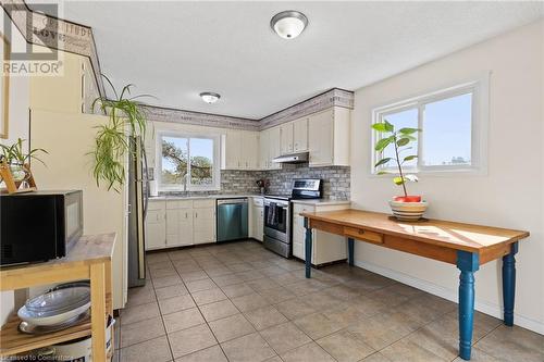 7693 Ronnie Crescent, Niagara Falls, ON - Indoor Photo Showing Kitchen