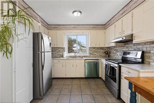 7693 Ronnie Crescent, Niagara Falls, ON - Indoor Photo Showing Kitchen