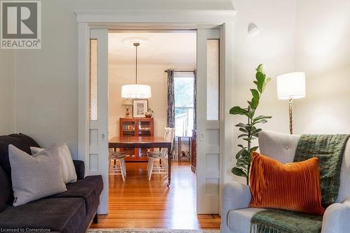 40 Gladstone Avenue, Hamilton, ON - Indoor Photo Showing Living Room