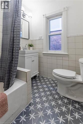 40 Gladstone Avenue, Hamilton, ON - Indoor Photo Showing Bathroom