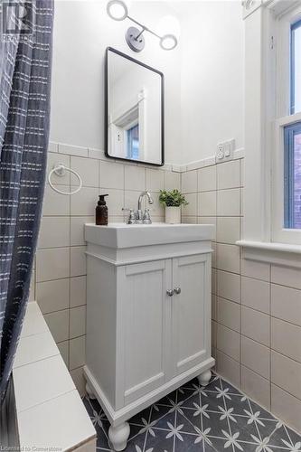 40 Gladstone Avenue, Hamilton, ON - Indoor Photo Showing Bathroom