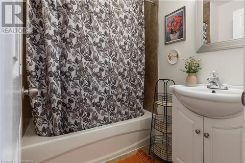 173 Simcoe Street E, Hamilton, ON - Indoor Photo Showing Bathroom