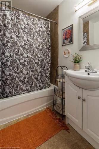 173 Simcoe Street E, Hamilton, ON - Indoor Photo Showing Bathroom